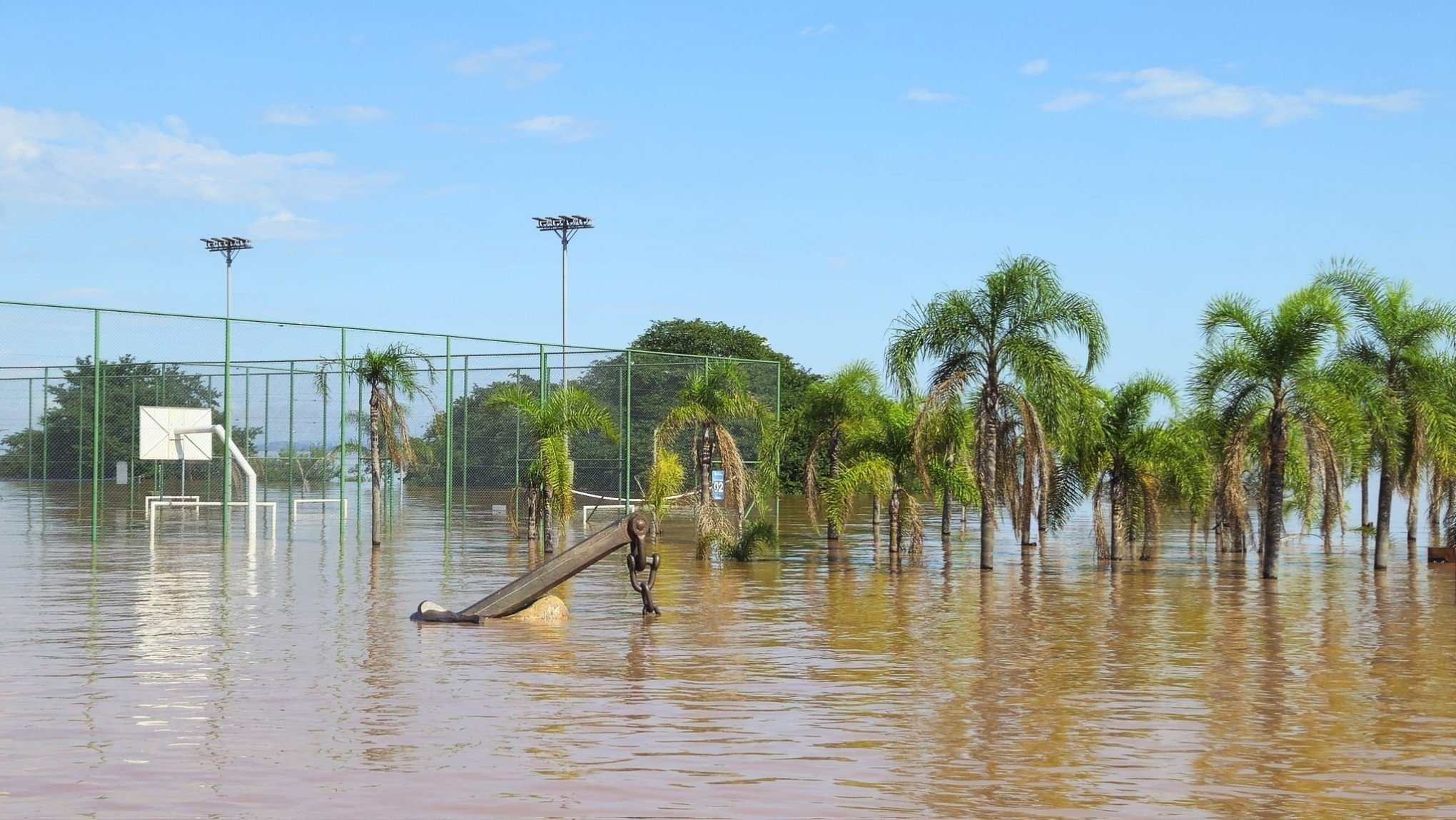 CATÁSTROFE NO RS: Nível do Guaíba atinge 5,26 metros no Cais Mauá; Centro tem novos bloqueios