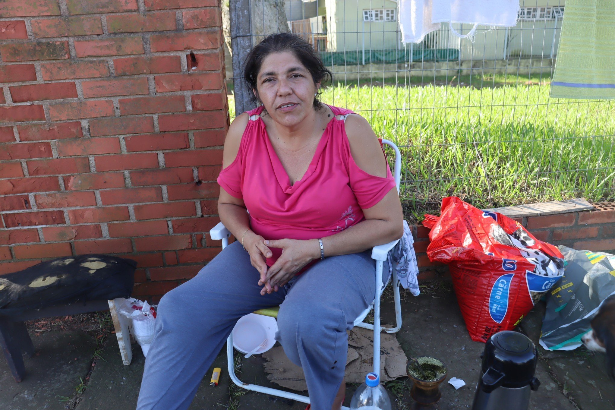 Moradores da Vicentina optam por acampar em calçada próxima à BR-116