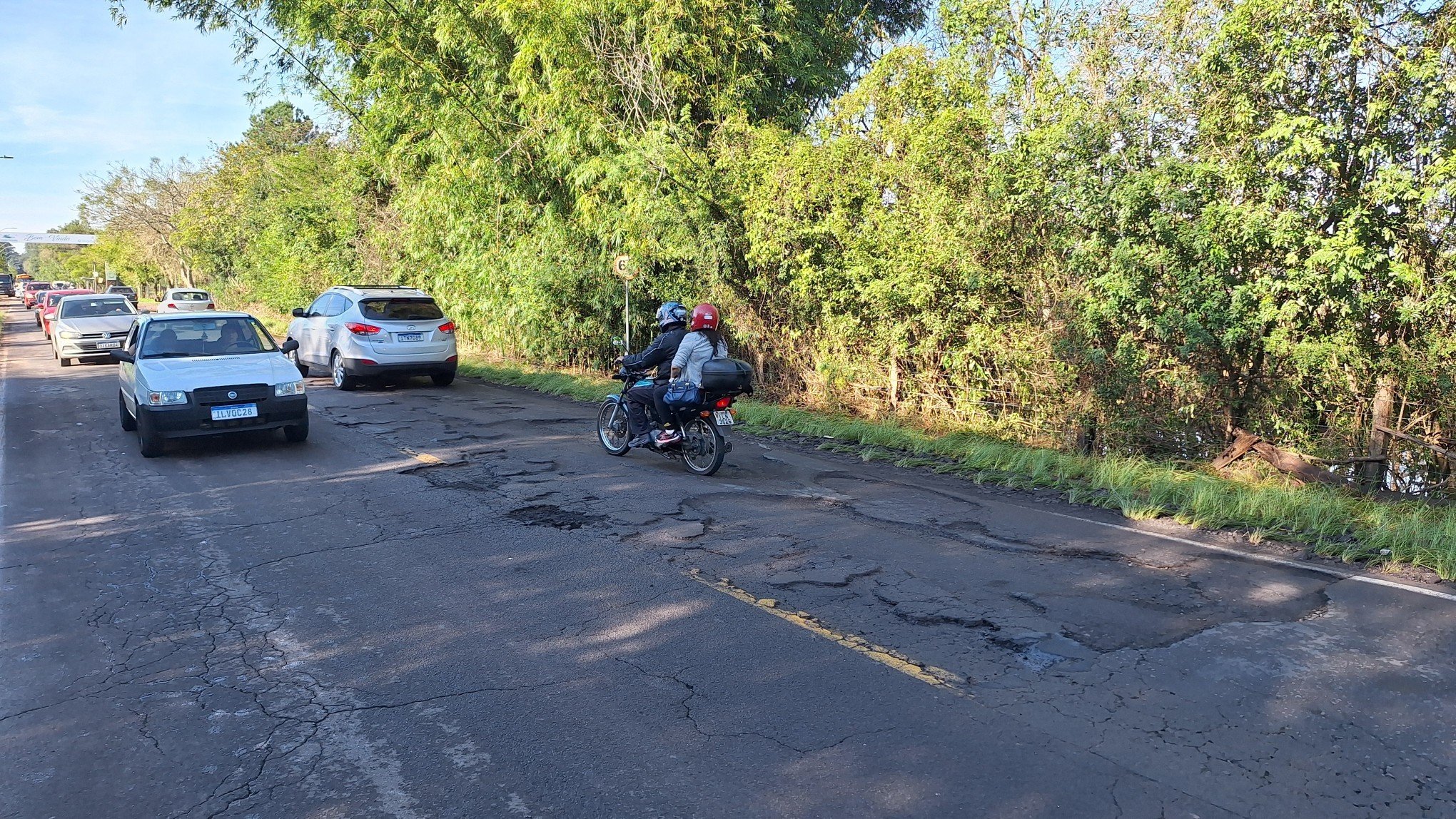 CATÁSTROFE NO RS: Borracharia vira salvação para motoristas com pneus danificados por buracos na Estrada da Integração