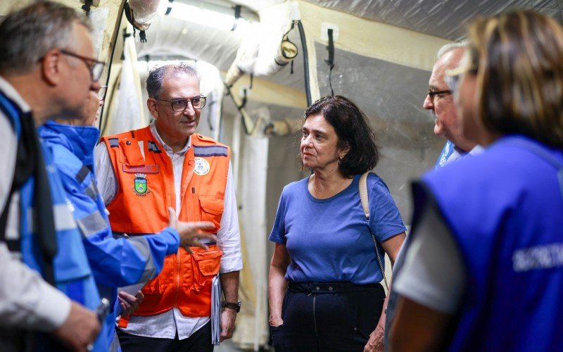 Ministra da Saúde, Nísia Trindade, e o prefeito de Canoas, Jairo Jorge, no primeiro hospital de campanha instalado na cidade