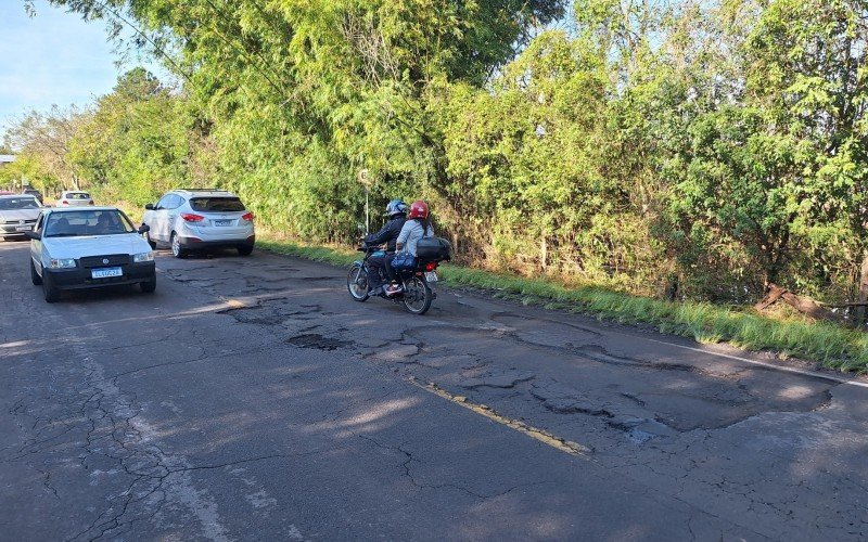 Buracos prejudicam tráfego de veículos no único caminho por terra entre Novo Hamburgo e São Leopoldo neste momento | abc+