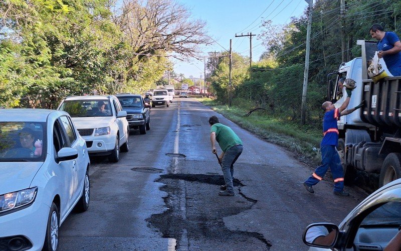 Operação tapa-buraco emergencial é realizada na Estrada da Integração Leopoldo Petry