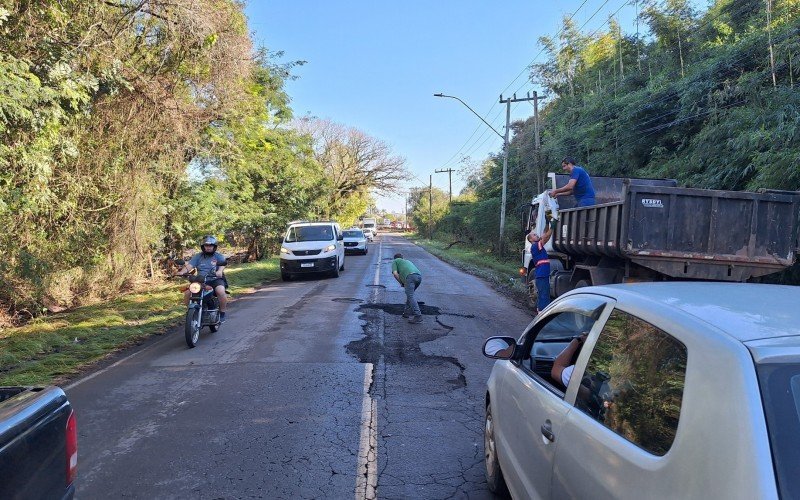 Operação tapa-buraco emergencial é realizada na Estrada da Integração Leopoldo Petry