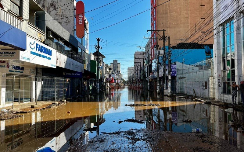 Alagamentos no centro de SÃ£o Leopoldo na manhÃ£ de terÃ§a-feira (7)  