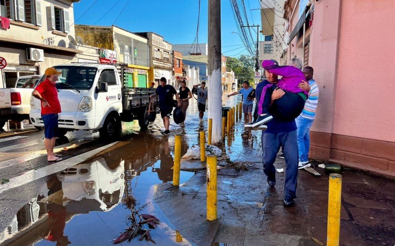 Alagamentos no centro de SÃ£o Leopoldo na manhÃ£ de terÃ§a-feira (7)  