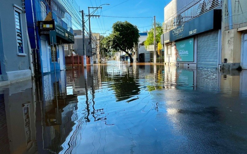 Alagamentos no centro de SÃ£o Leopoldo na manhÃ£ de terÃ§a-feira (7)  