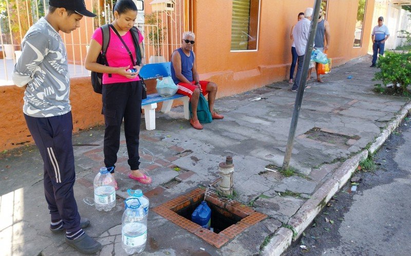 os irmãos Maria Alicia Rodrigues e Nacir Rodrigues, de 17 e 13 anos, respectivamente. Eles saíram do bairro Operário até a bica do Guarani por duas vezes nesta terça. 