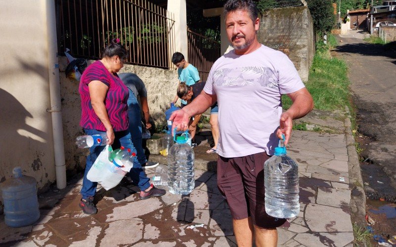 
Everton Augusto de Freitas, 49 anos, proprietário de oficina, busca água na bica do Rondônia e em Canudos, na casa de familiares. 