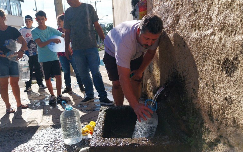 
Everton Augusto de Freitas, 49 anos, proprietário de oficina, busca água na bica do Rondônia e em Canudos, na casa de familiares. 