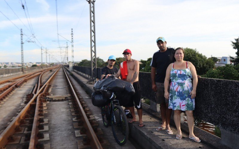 Erick e Rafael carregam as doações na bicicleta emprestada de Rafael e Aline