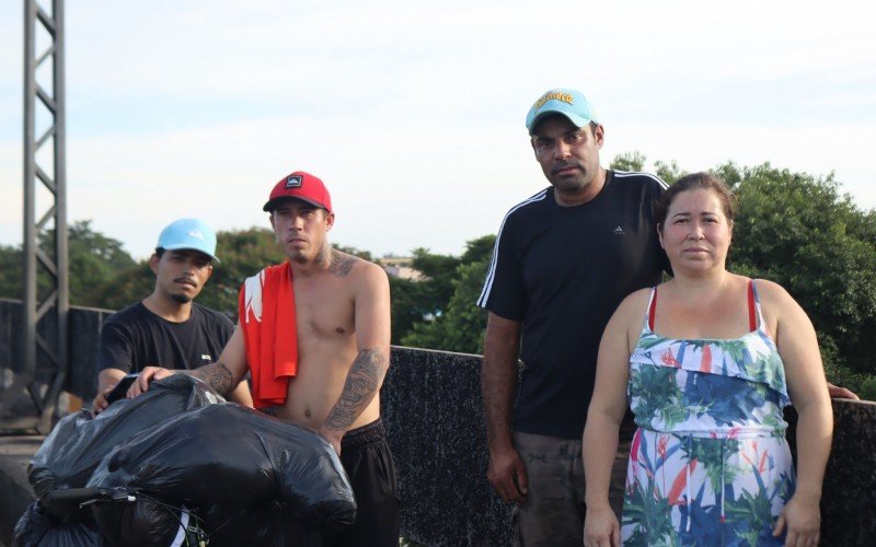 Erick e Rafael carregam as doações na bicicleta emprestada de Rafael e Aline