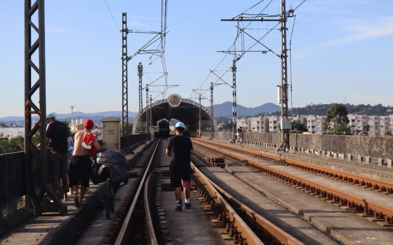 Desabrigados, os quatro buscam refúgio na Fenac, em Novo Hamburgo