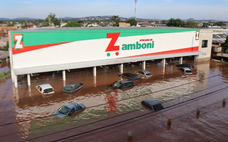 Carros no estacionamento de supermercado ficaram submersos em São Leopoldo