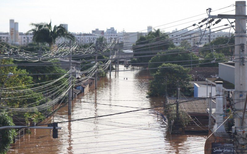 Mais pessoas aparecem somente com a cabeça para fora d'água