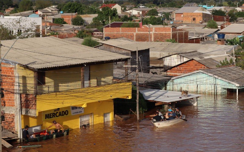 Barcos percorrem ruas de São Leopoldo