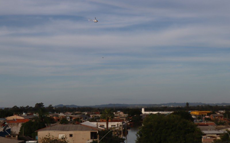 Helicóptero sobrevoa áreas afetadas