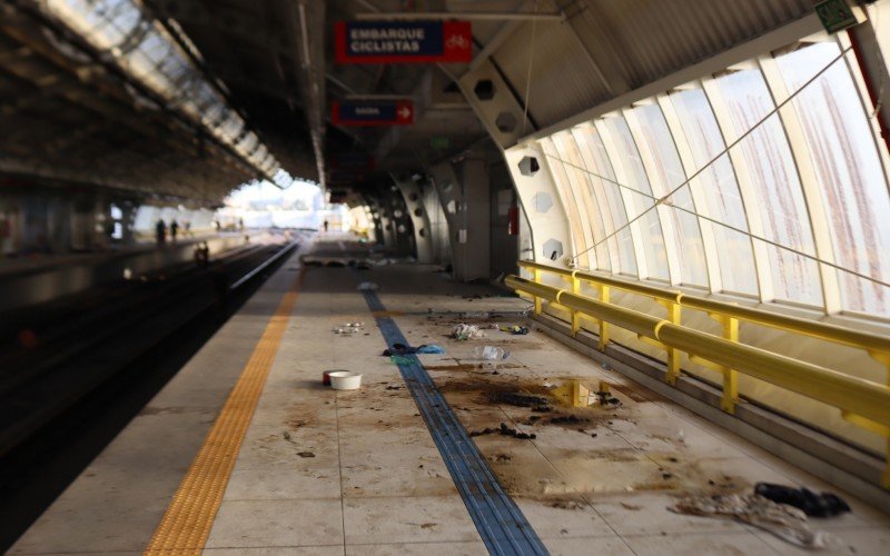 Situação da Estação Rio dos Sinos no dia 7 de maio; limpeza começou nesta terça-feira (21)  | abc+