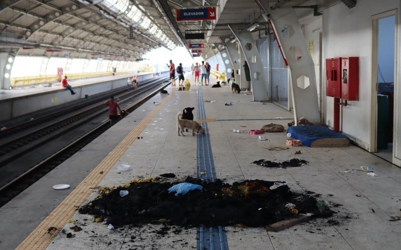 Colchão foi queimado na Estação Rio dos Sinos, onde muitas pessoas ficaram abrigadas