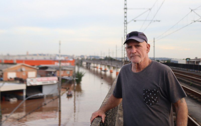 Paulo Roberto de Souza procura seu carro nas águas do Sinos