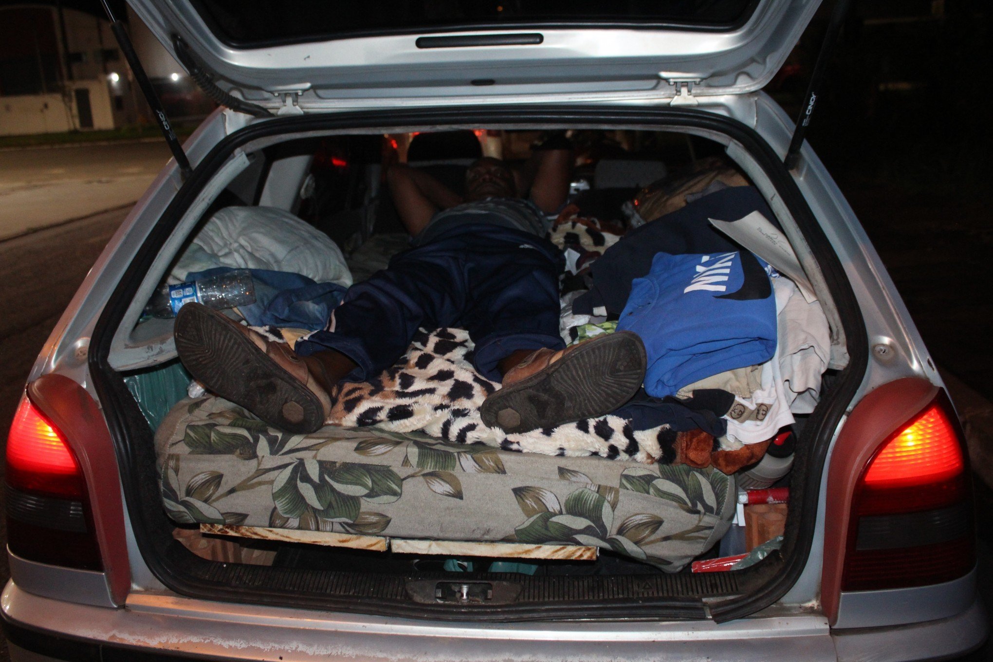 Mesmo com abrigos disponíveis, moradores de Novo Hamburgo dormem em seus carros após perderem tudo na enchente