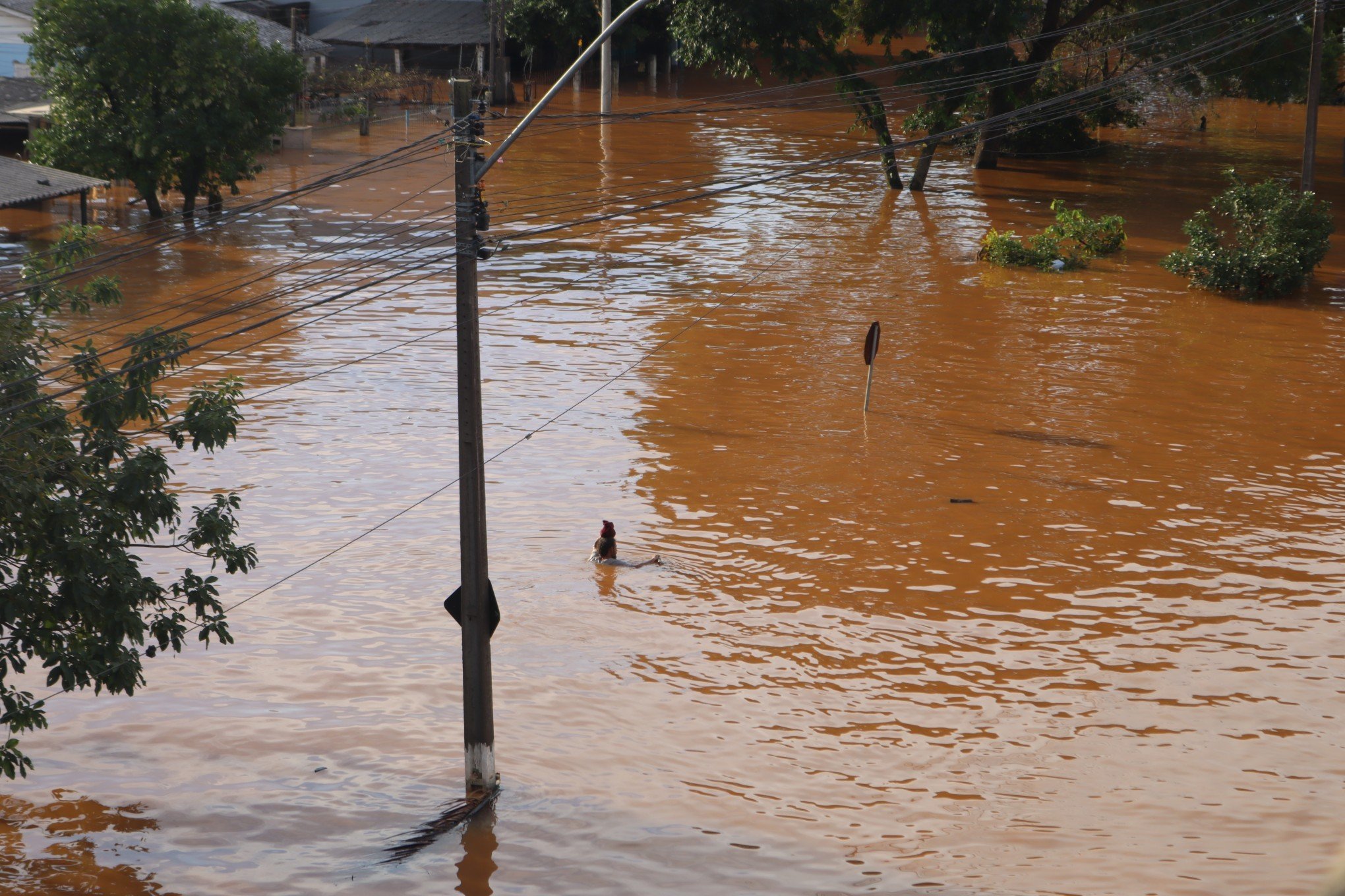CATÁSTROFE NO RS: Estado chega a 100 mortos pelas enchentes