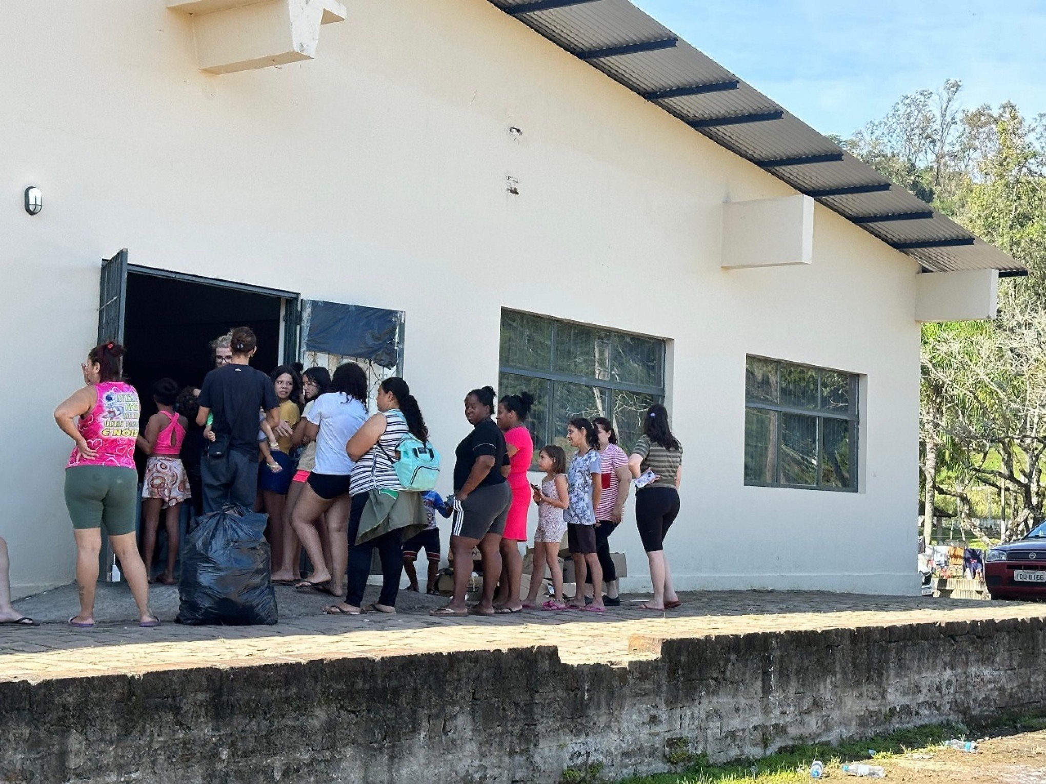 CATÁSTROFE RS: Vans são disponibilizadas para famílias retornarem às casas em São Sebastião do Caí