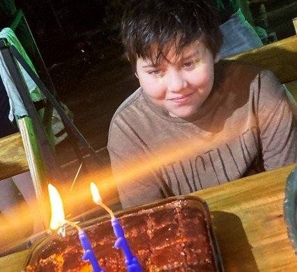 Voluntários de abrigo fazem festa para menino que foi encontrado no dia do seu aniversário