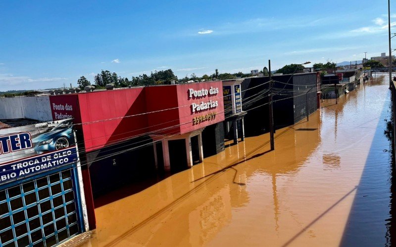 Água ainda é vista na via lateral da BR-116, na altura do bairro São Miguel, em São Leopoldo