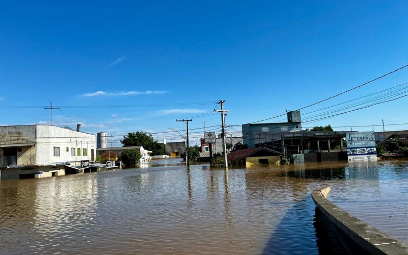 Casas e comércios foram invadidos pelas águas no bairro Três Portos 