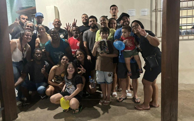 Voluntários do abrigo montado na Associação de Moradores do Bairro Jardim América se uniram para fazer uma festa para Eric