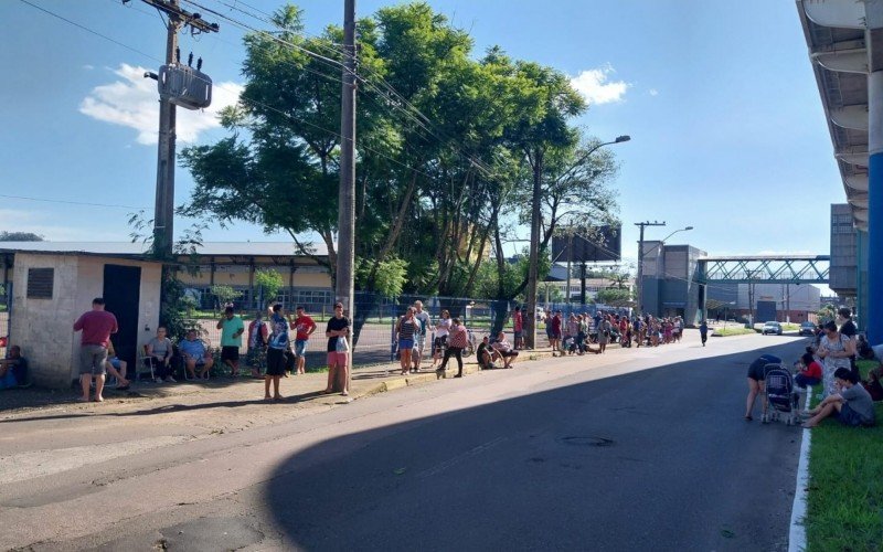Pessoas se cadastram para receber roupas e alimentos na Fenac; confira como funciona | abc+
