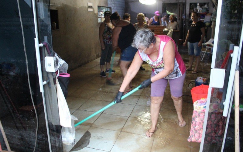 União de amigas faz a limpeza na casa de moradora atingida