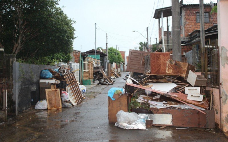 Sem saída, rua Leonidas Bessa Simões está quase intransitável de tantos móveis descartados