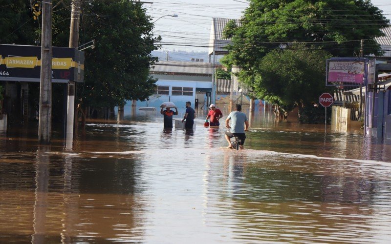 Diversas ruas do bairro Santo Afonso ainda estão com muita água | abc+