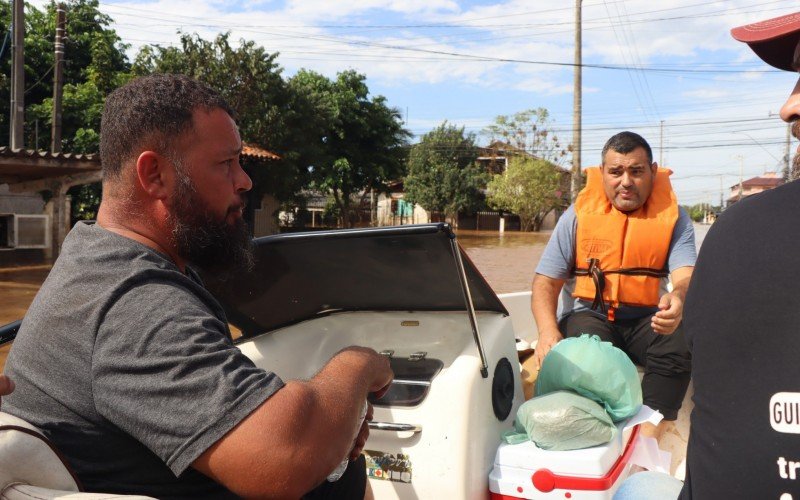 Moradores se mobilizam para entregar suprimentos a outros moradores em meio a enchente