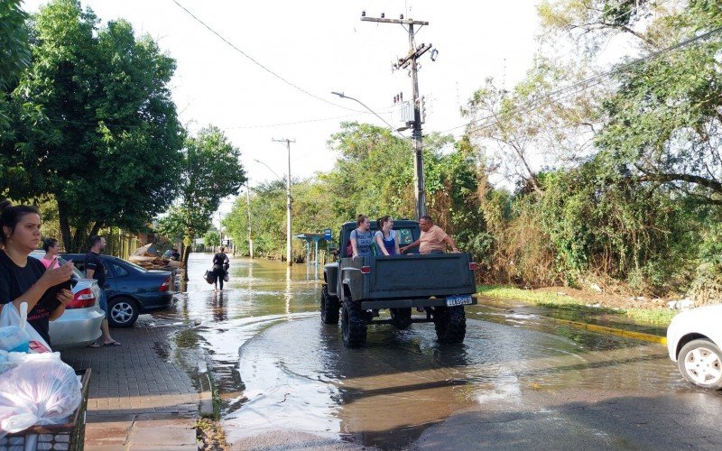 Em Campo Bom, carros altos para passar pelas águas no bairro Barrinha