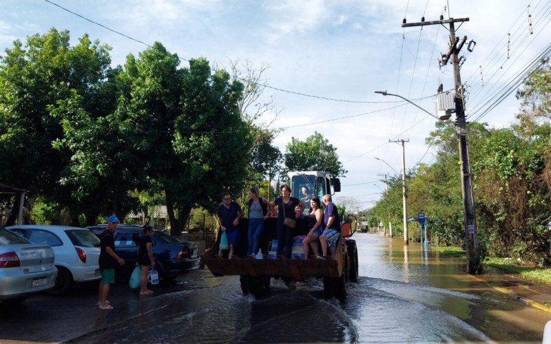 Em Campo Bom, carros altos para passar pelas águas no bairro Barrinha