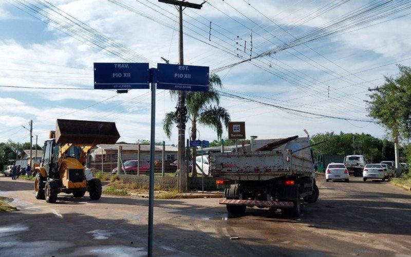 Em Campo Bom, entulhos de frente de casa são retirados por caminhões | abc+