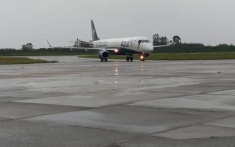 Chegada do primeiro voo de uma empresa comercial (a Azul) na Base Aérea de Canoas liberada como aeroporto emergencial | abc+