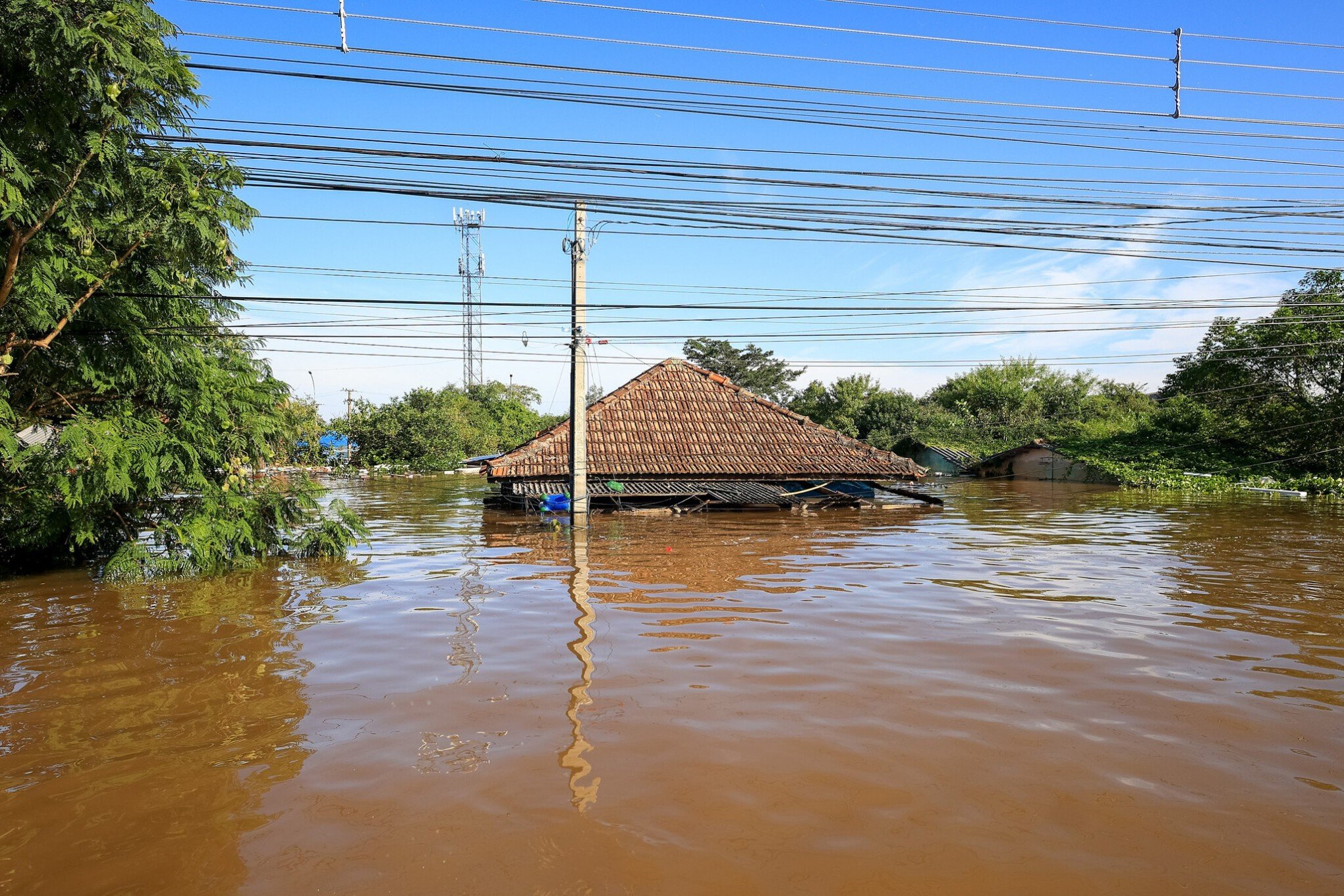 CATÁSTROFE NO RS: Cai para 253 mil o número de clientes da RGE e CEEE Equatorial sem luz devido a enchentes