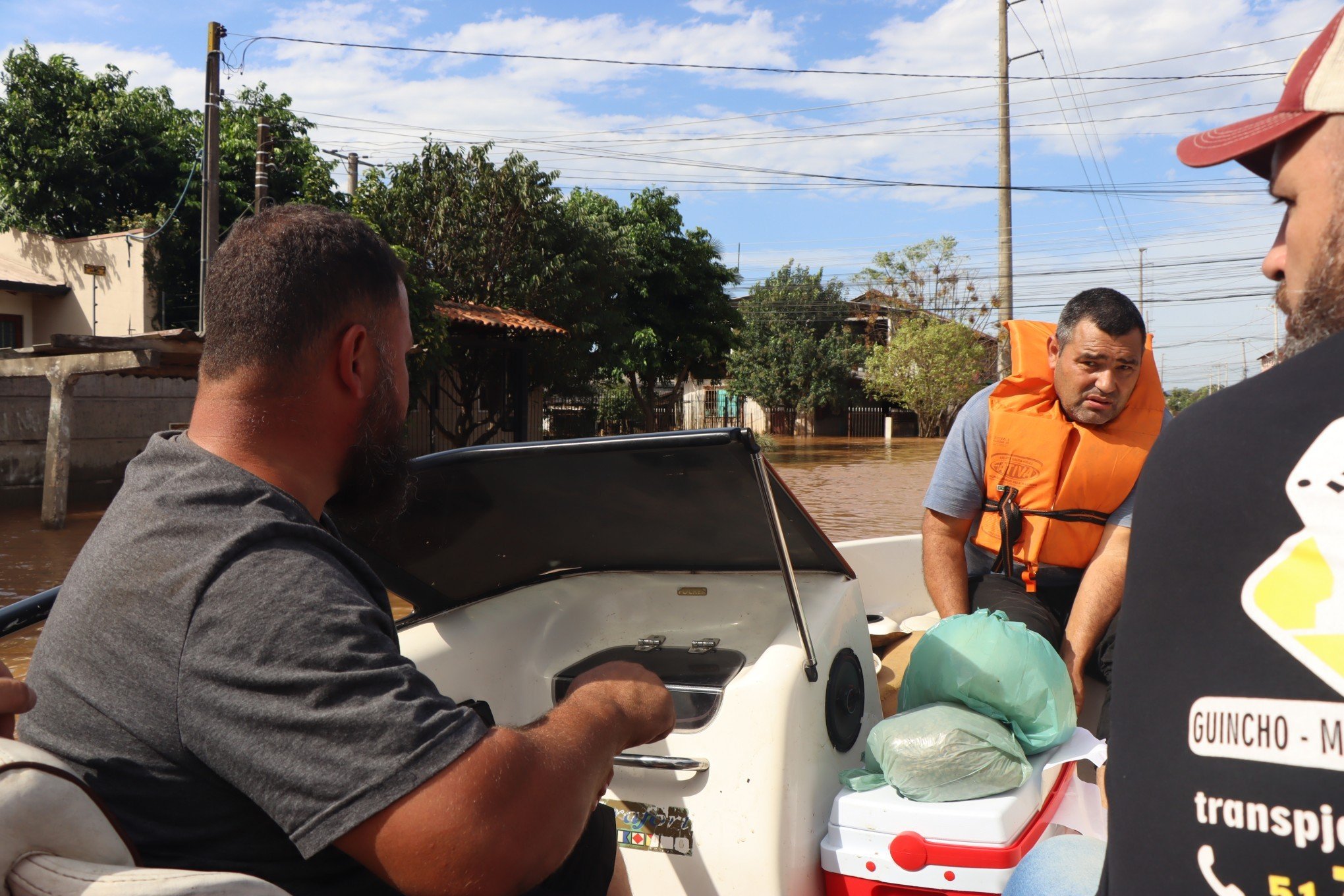 CATÁSTROFE NO RS: Moradores do bairro Santo Afonso entregam suprimentos para vizinhos que fazem vigilância das casas