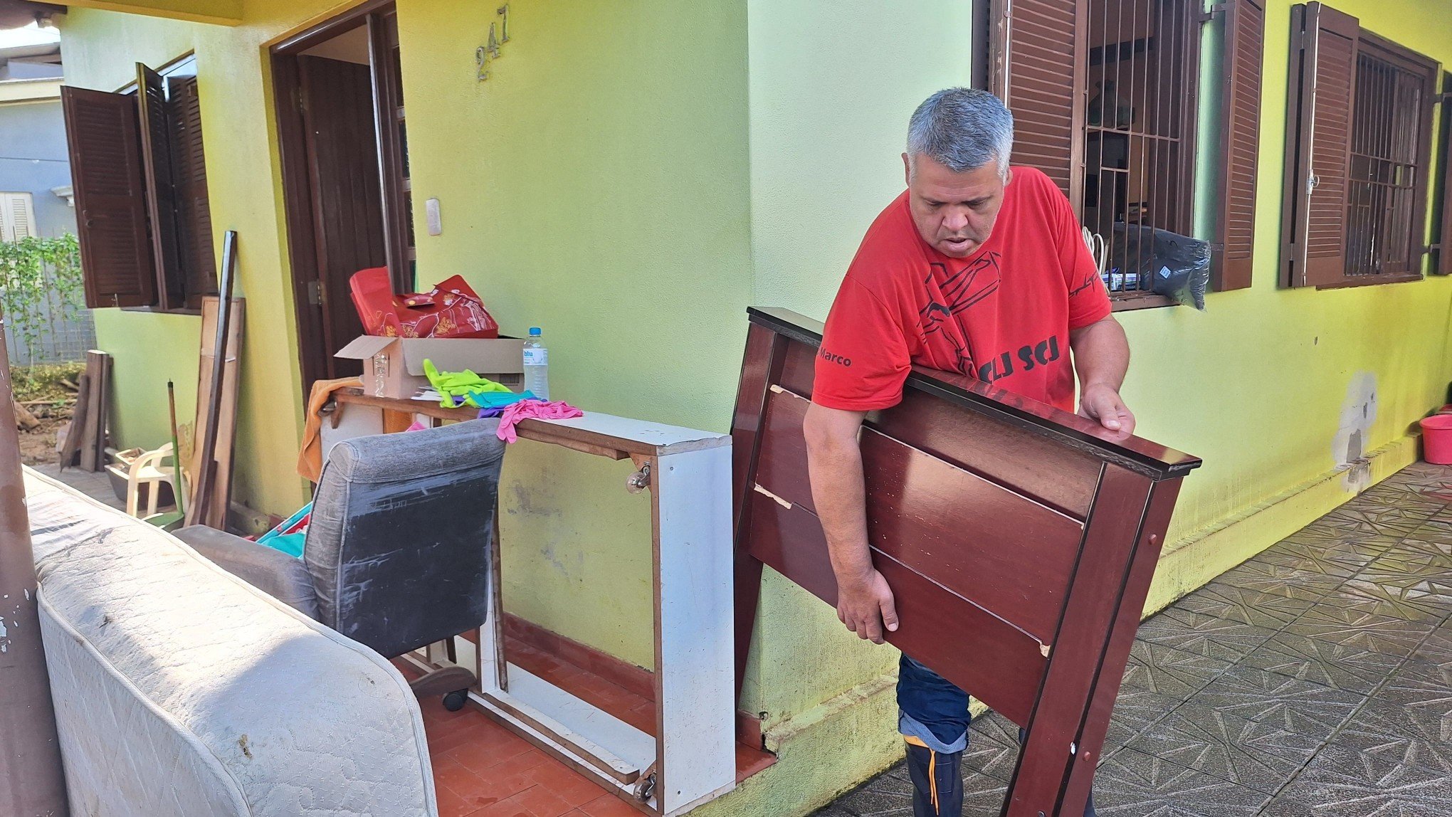 CATÁSTROFE NO RS: Moradores do bairro Santo Afonso começam a limpar suas casas em Novo Hamburgo