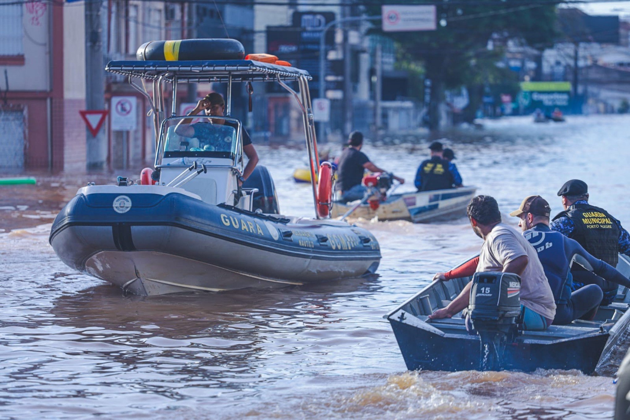 CATÁSTROFE NO RS: Alerta de tempestade faz Prefeitura de Porto Alegre suspender resgates