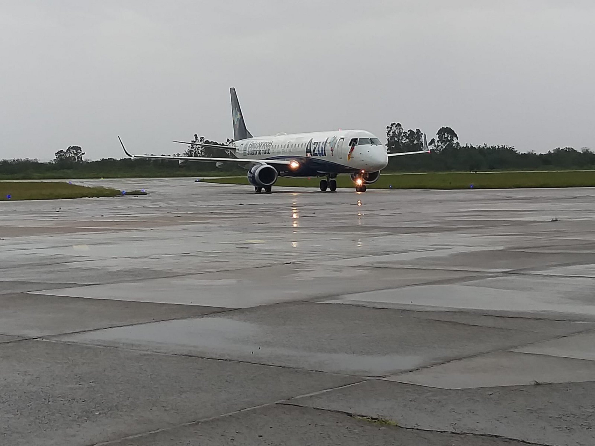 CATÁSTROFE NO RS: Base Aérea de Canoas recebe o primeiro voo comercial com doações