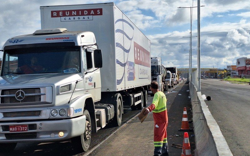 Corredor emergencial da BR-116 foi construído em menos de 48 horas e ligará cidades do Vale do Sinos 