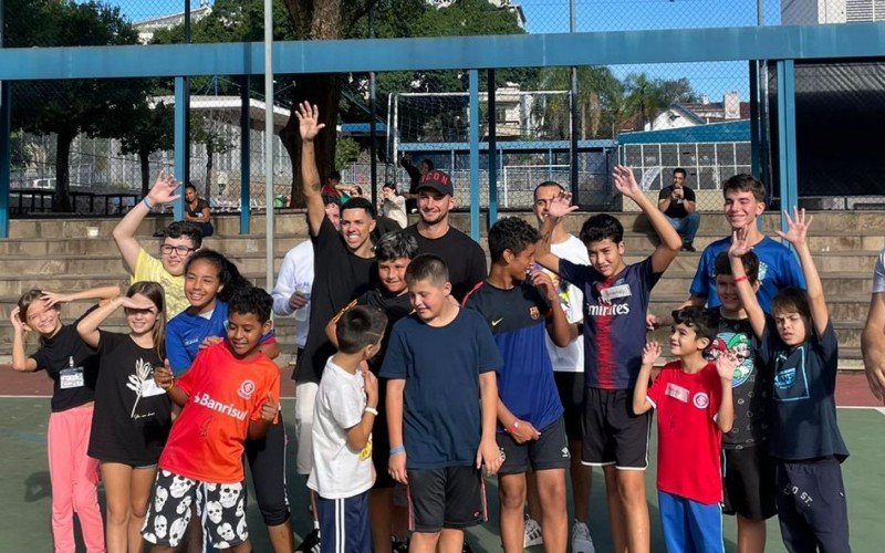 Lucas Alario com a gurizada no Colégio Mãe de Deus