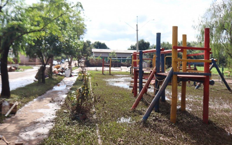 Estragos da enchente na Vila Esmeralda, bairro Canudos