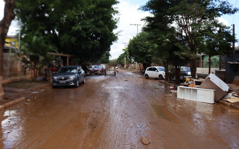Estragos da enchente na Rua Ícaro, Vila Esmeralda, bairro Canudos