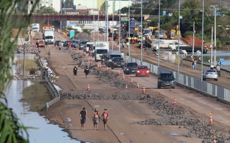 Trânsito na BR-116 voltou emergencialmente após seis dias de interdição total das pistas nas pontes de São Leopoldo. Tráfego é em uma faixa, com fluxo alternado no sistema pare e siga | abc+