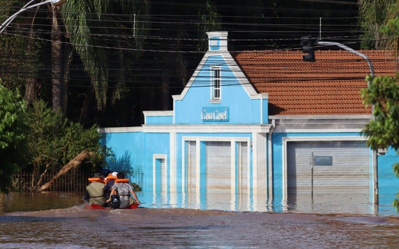 Trânsito na BR-116 sobre o Rio dos Sinos e bombeiros na enchente do bairro Scharlau, em São Leopoldo | abc+